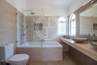 Moradia T4 para Arrendamento férias em Santa Barbara de Nexe