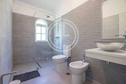 Moradia T4 para Arrendamento férias em Santa Barbara de Nexe