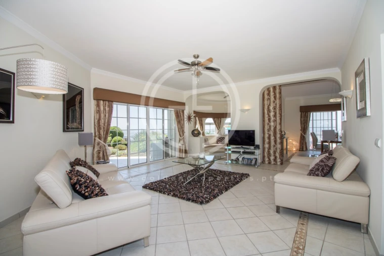 Moradia T4 para Arrendamento férias em Santa Barbara de Nexe Foto 4