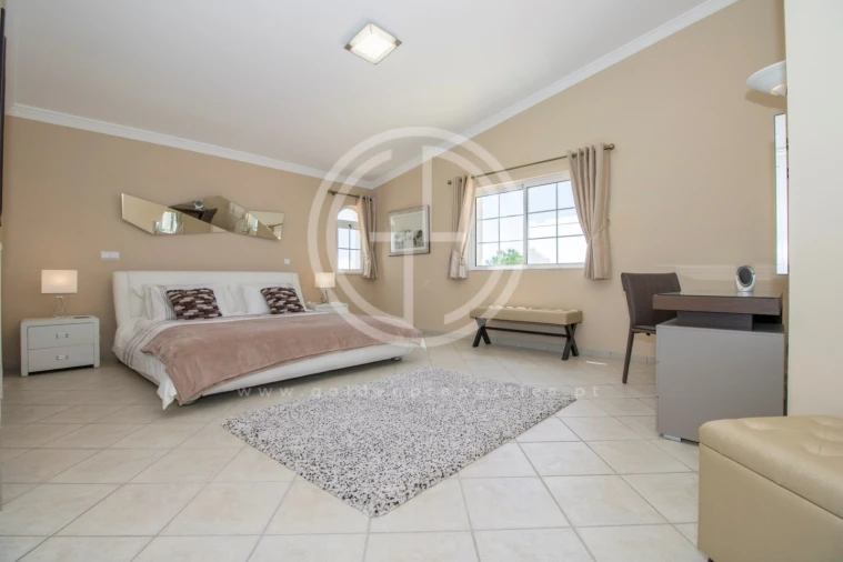 Moradia T4 para Arrendamento férias em Santa Barbara de Nexe Foto 9