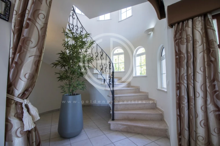 Moradia T4 para Arrendamento férias em Santa Barbara de Nexe Foto 15