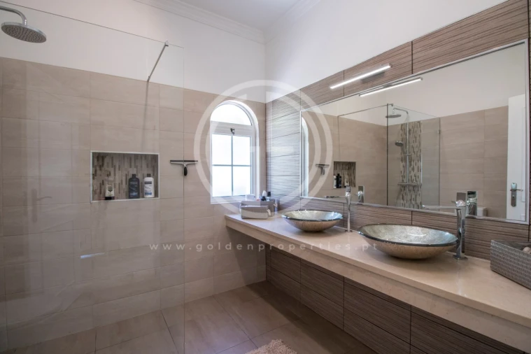 Moradia T4 para Arrendamento férias em Santa Barbara de Nexe Foto 16