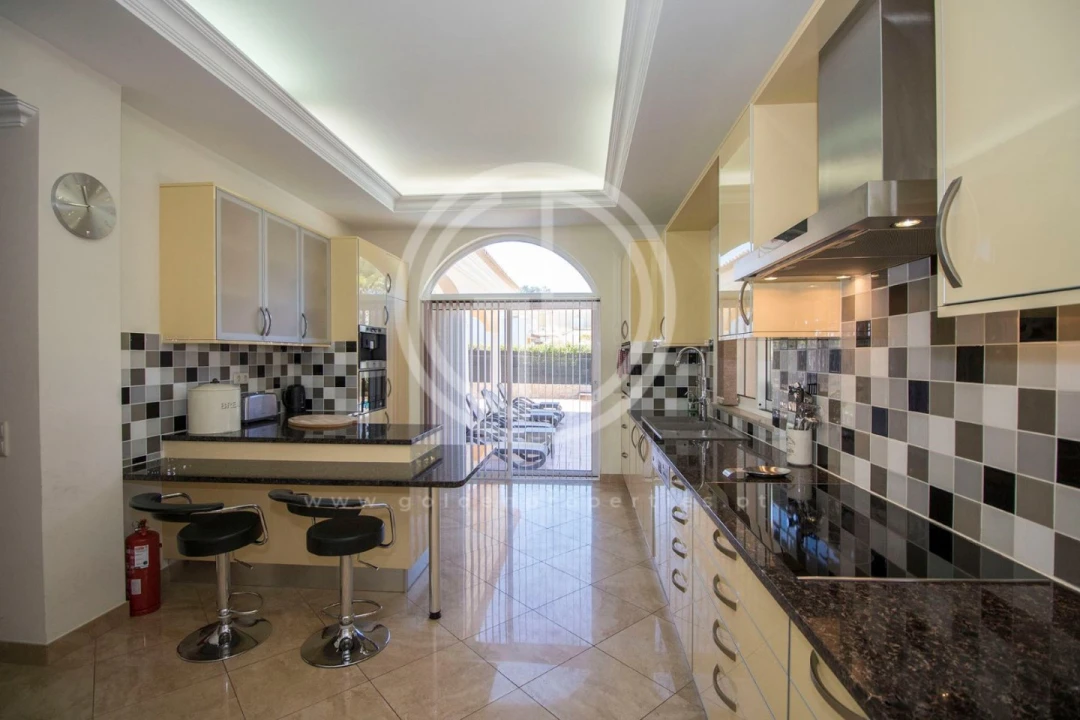 Moradia T6 para Arrendamento férias em Quarteira Foto 12