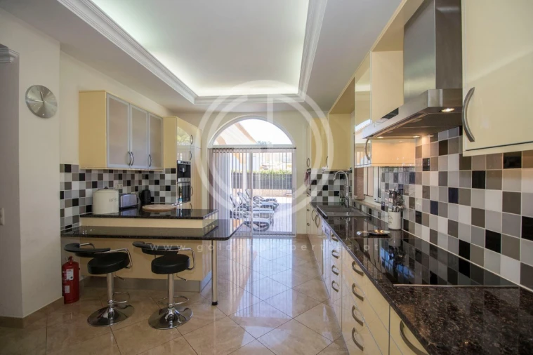 Moradia T6 para Arrendamento férias em Quarteira Foto 12