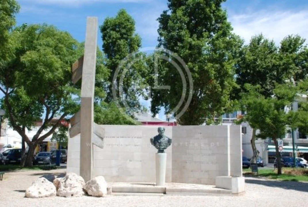 Moradia T8 para Venda em Quelfes Foto 14