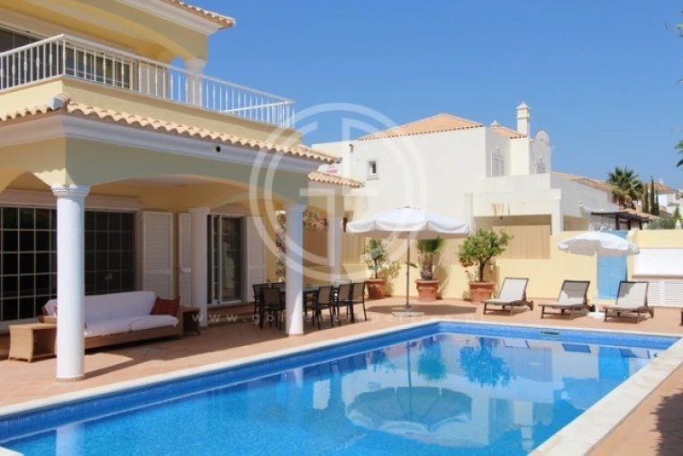 Moradia T4 para Arrendamento férias em Almancil Foto 14