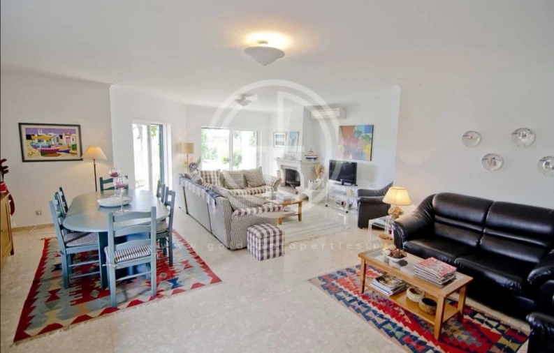 Moradia T4 para Arrendamento férias em Quarteira Foto 5