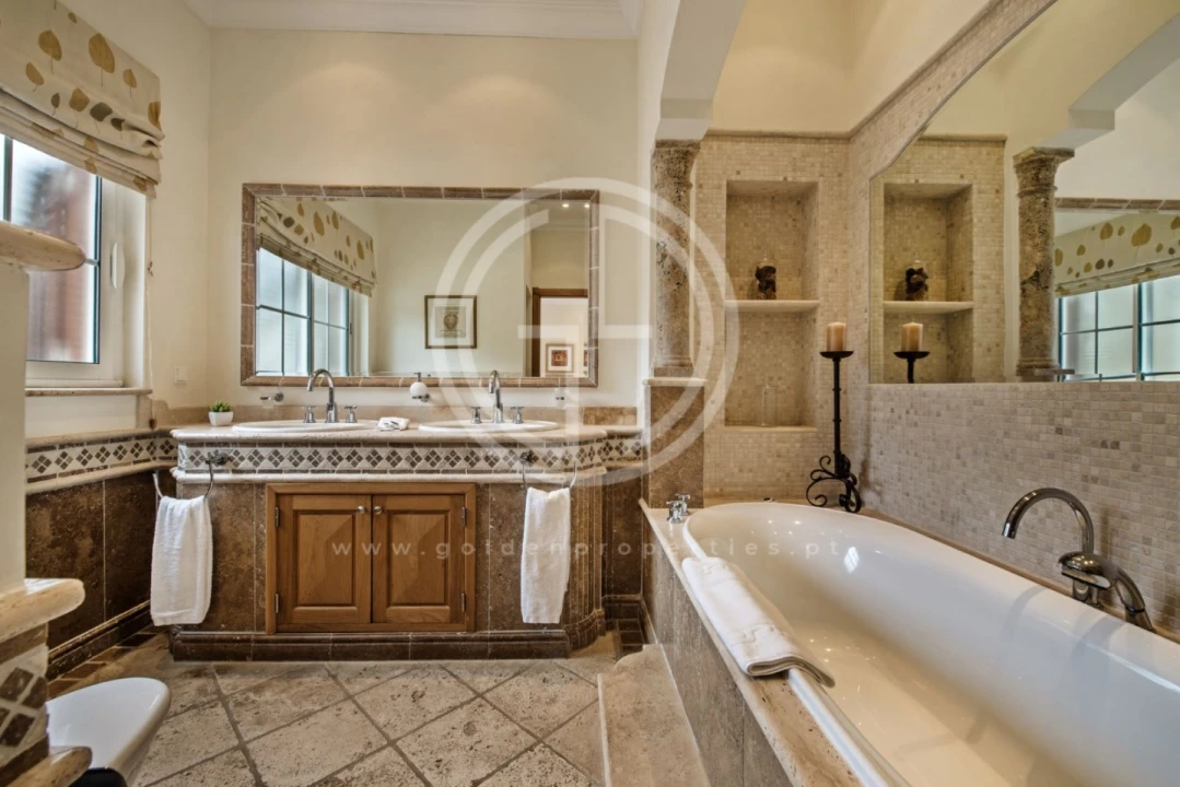 Moradia T5 para Arrendamento férias em Almancil Foto 9