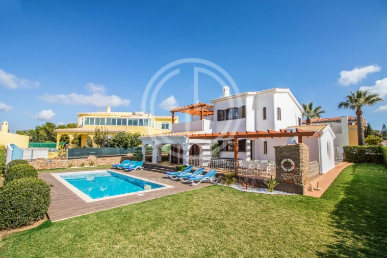 Moradia T4 para Arrendamento férias em Albufeira e Olhos de Água Foto 1