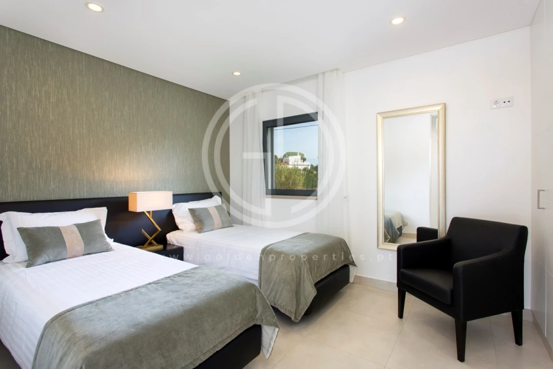 Moradia T5 para Arrendamento férias em Quarteira Foto 10