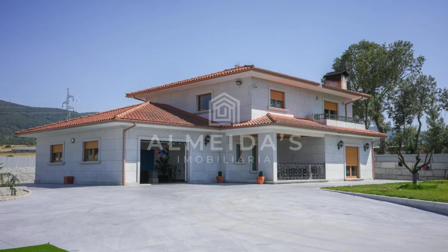 Moradia T4 para Venda em Bornes de Aguiar Foto 2