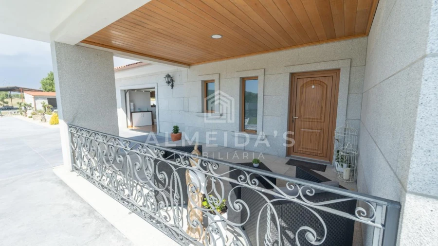 Moradia T4 para Venda em Bornes de Aguiar Foto 3