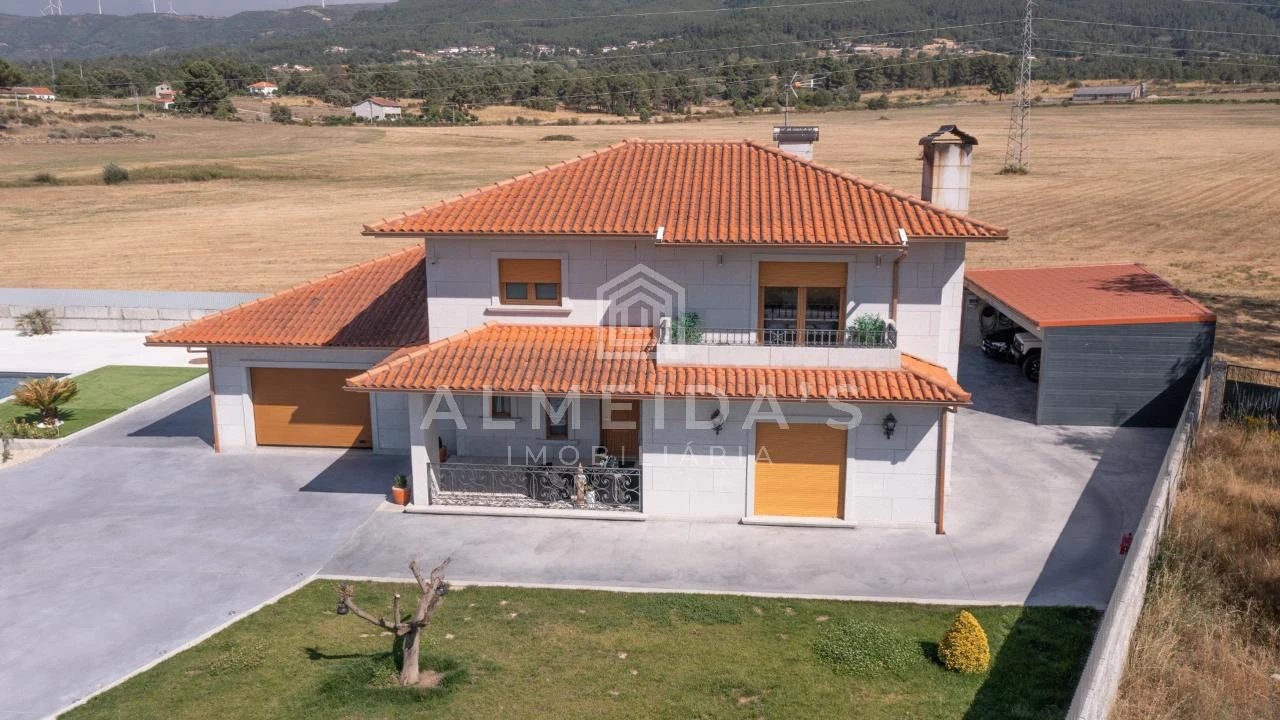 Moradia T4 para Venda em Bornes de Aguiar Foto 1