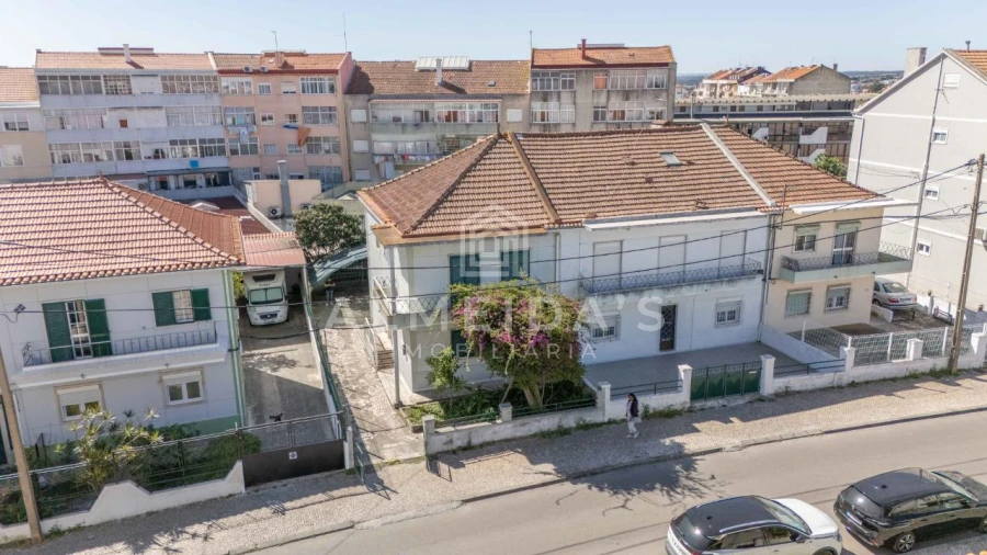 Moradia T4 para Venda em Laranjeiro e Feijó Foto 7