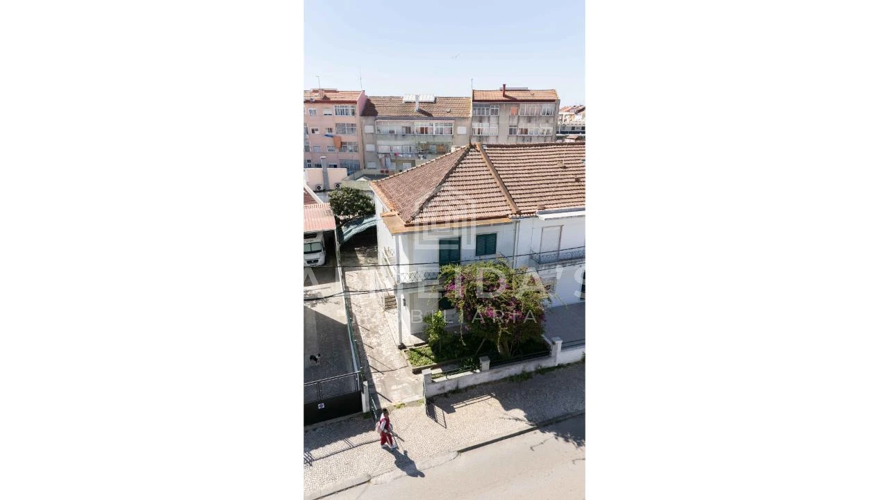 Moradia T4 para Venda em Laranjeiro e Feijó Foto 1