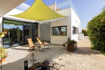 Moradia T4 para Venda em Santa Barbara de Nexe