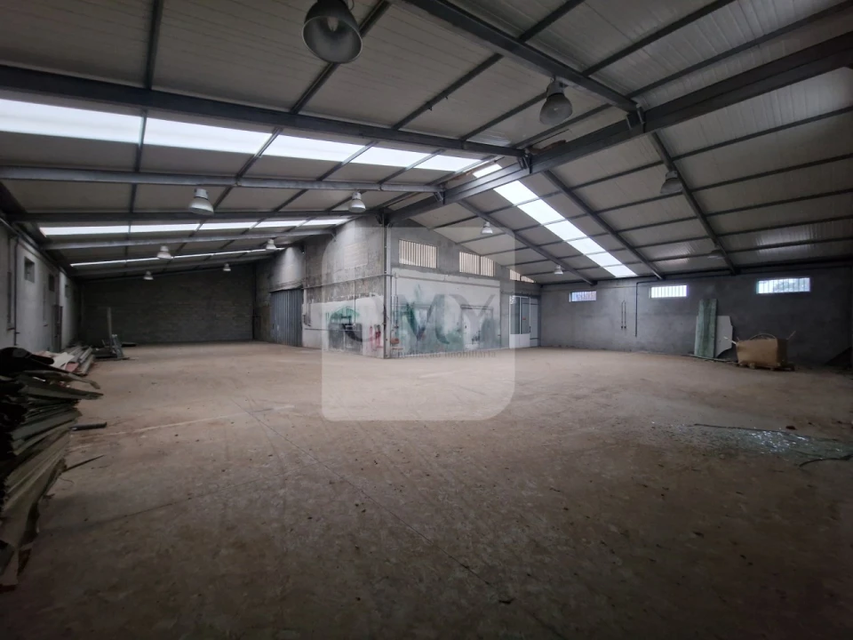 Armazém para Arrendamento em Constantim e Vale de Nogueiras Foto 2