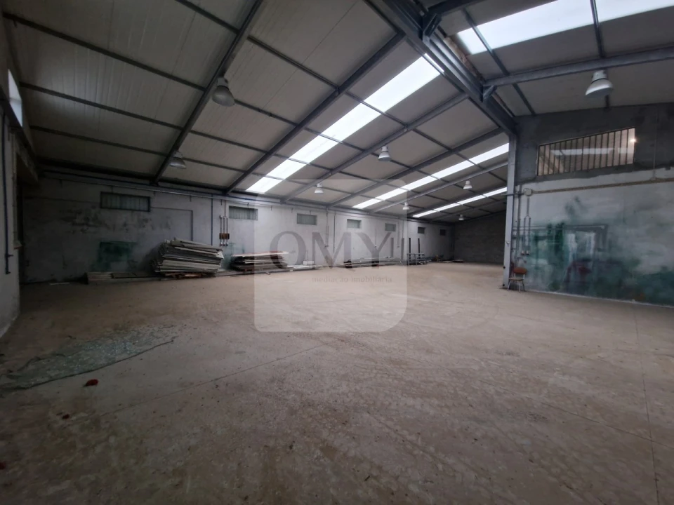 Armazém para Arrendamento em Constantim e Vale de Nogueiras Foto 5