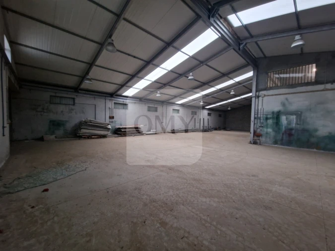 Armazém para Arrendamento em Constantim e Vale de Nogueiras Foto 5
