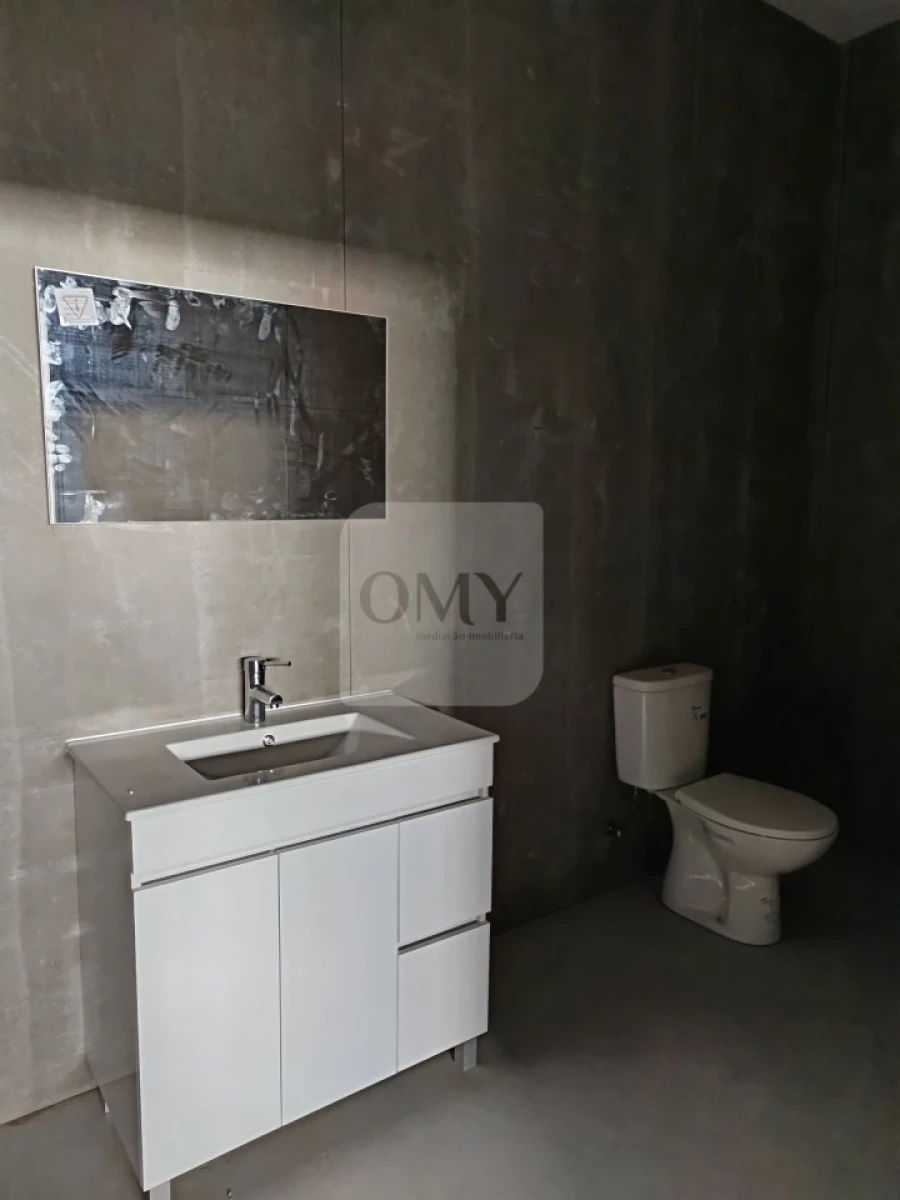 Armazém para Arrendamento em Constantim e Vale de Nogueiras Foto 9