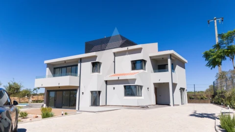 Moradia T5 para Venda em Quarteira