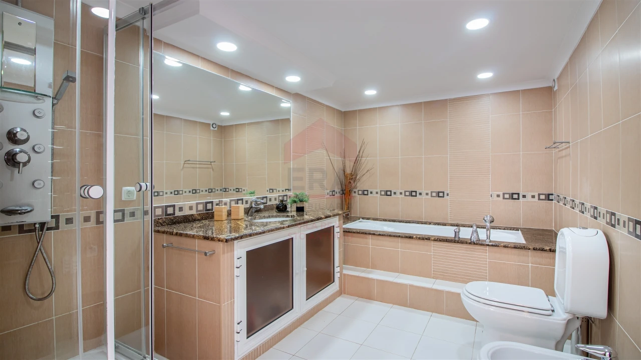 Moradia T6 para Venda em Monte Gordo Foto 26