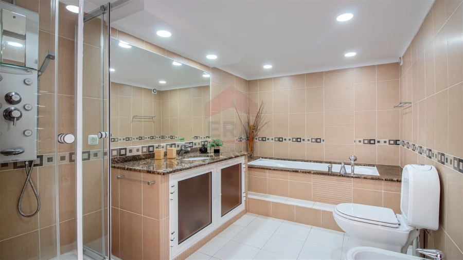 Moradia T6 para Venda em Monte Gordo Foto 26