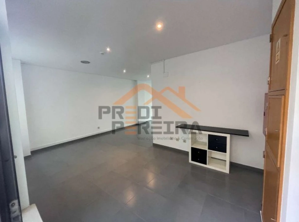 Loja para Venda em Santo António dos Cavaleiros e Frielas Foto 4