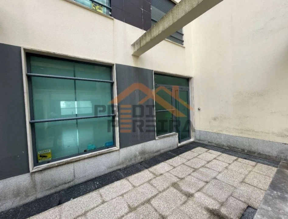 Loja para Venda em Santo António dos Cavaleiros e Frielas Foto 6