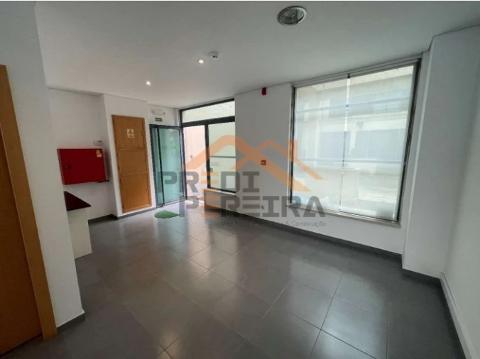 Loja para Venda em Santo António dos Cavaleiros e Frielas Foto 2