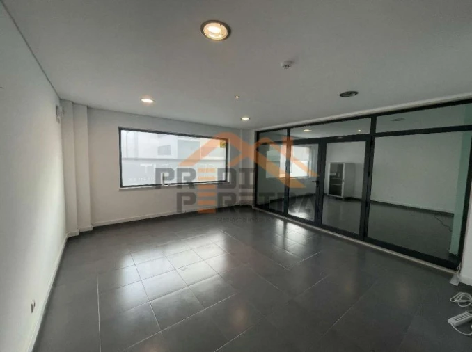 Loja para Venda em Santo António dos Cavaleiros e Frielas Foto 1