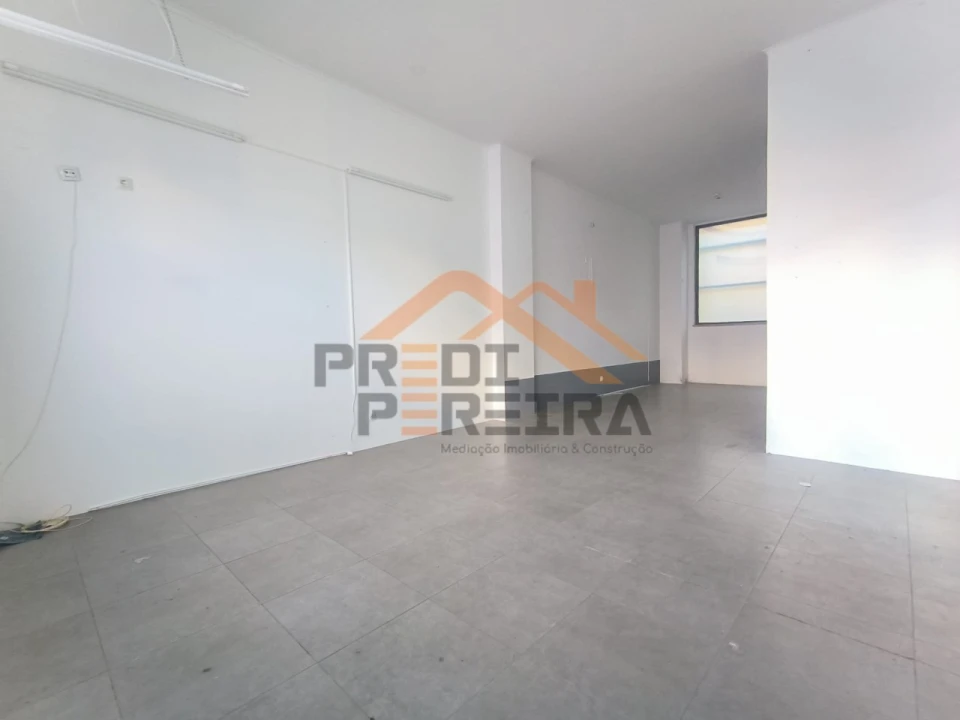 Loja para Venda em Santo António dos Cavaleiros e Frielas Foto 8