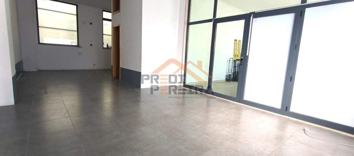 Loja para Venda em Santo António dos Cavaleiros e Frielas Foto 1