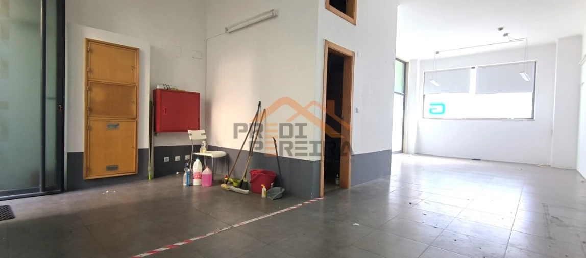 Loja para Venda em Santo António dos Cavaleiros e Frielas Foto 4