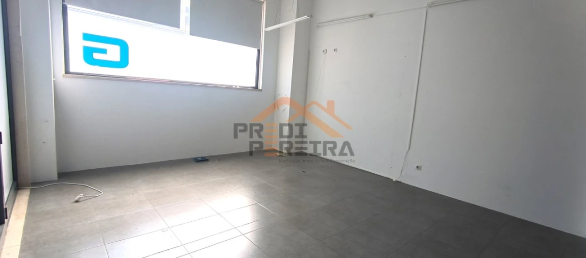 Loja para Venda em Santo António dos Cavaleiros e Frielas Foto 2