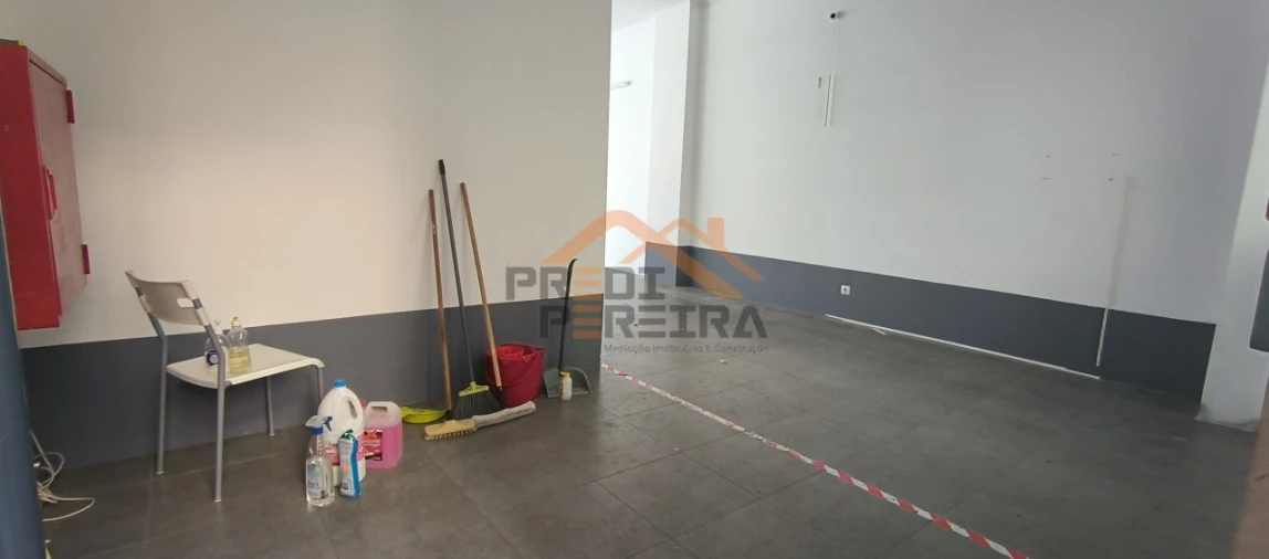 Loja para Venda em Santo António dos Cavaleiros e Frielas Foto 5