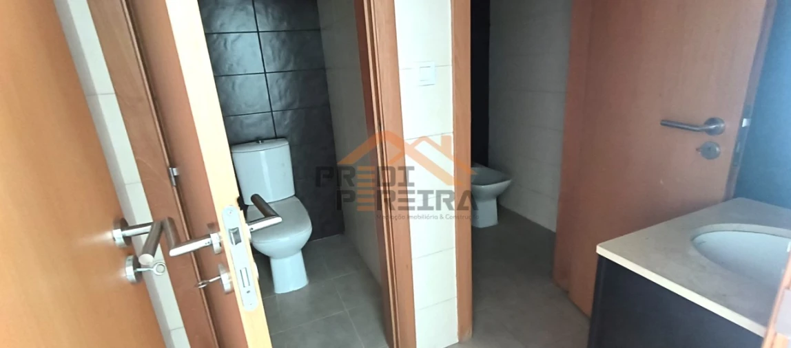 Loja para Venda em Santo António dos Cavaleiros e Frielas Foto 6