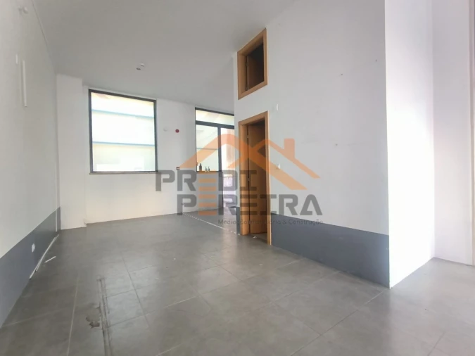 Loja para Venda em Santo António dos Cavaleiros e Frielas Foto 2