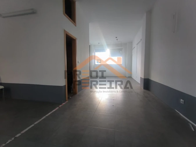 Loja para Venda em Santo António dos Cavaleiros e Frielas Foto 4
