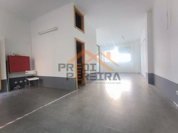 Loja para Venda em Santo António dos Cavaleiros e Frielas Foto 5