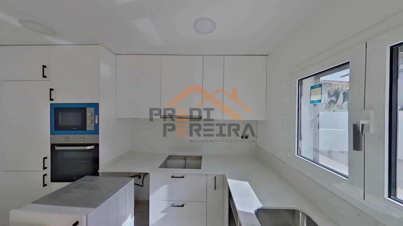 Moradia T2 para Venda em Pontinha e Famões Foto 2