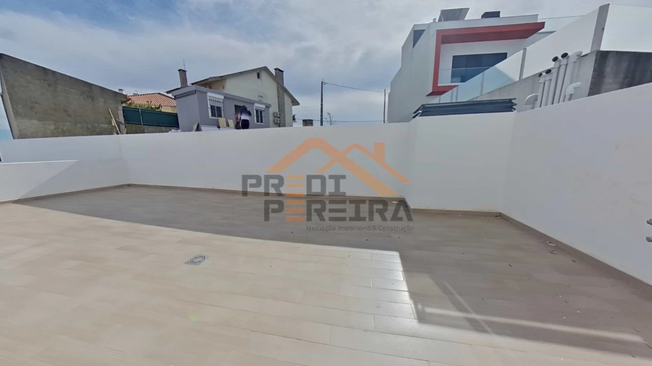 Moradia T2 para Venda em Pontinha e Famões Foto 10