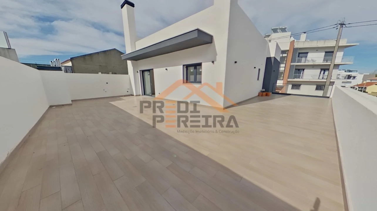 Moradia T2 para Venda em Pontinha e Famões Foto 12