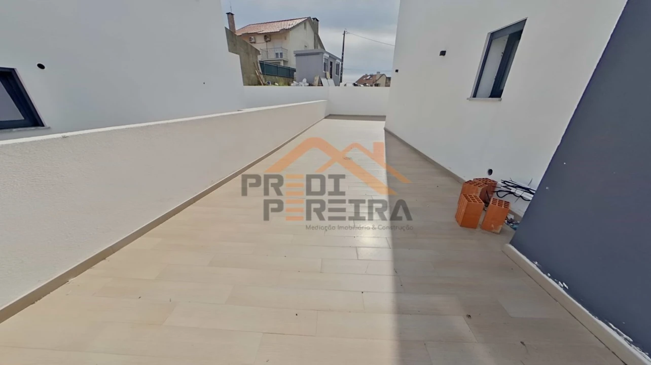 Moradia T2 para Venda em Pontinha e Famões Foto 11
