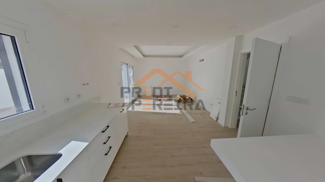 Moradia T2 para Venda em Pontinha e Famões Foto 8