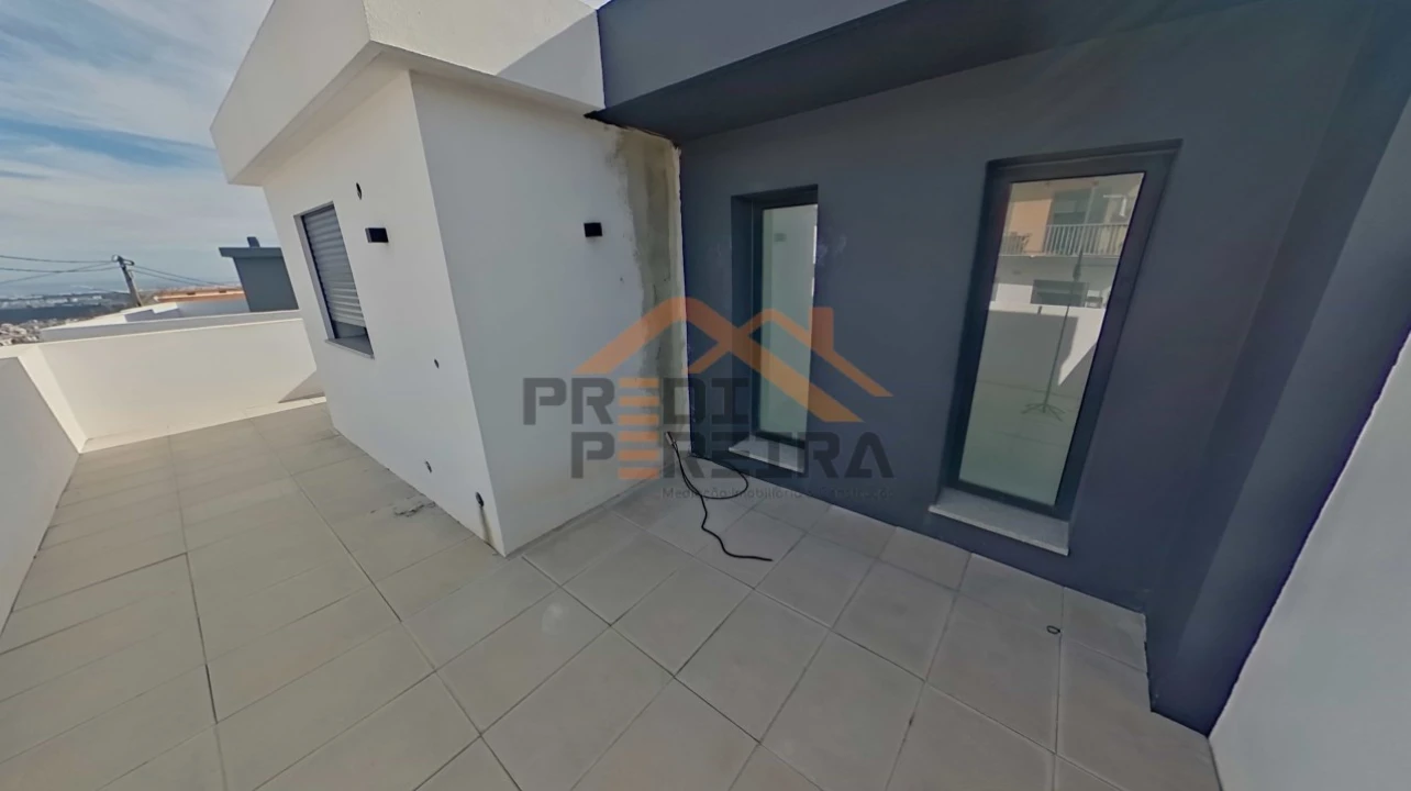 Moradia T2 para Venda em Pontinha e Famões Foto 13