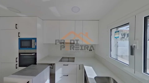 Moradia T2 para Venda em Pontinha e Famões