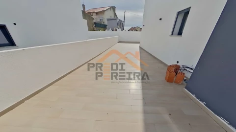 Moradia T2 para Venda em Pontinha e Famões