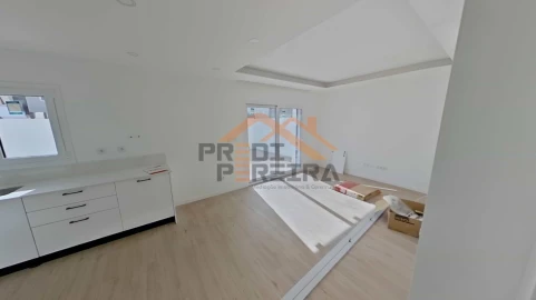 Moradia T2 para Venda em Pontinha e Famões