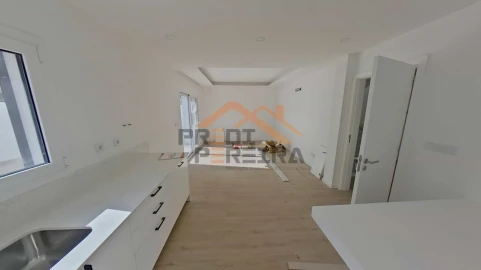 Moradia T2 para Venda em Pontinha e Famões